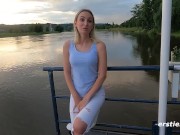 Zierliche Blondine besorgt es sich in der Natur mit großem Dildo 10/16