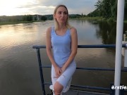 Zierliche Blondine besorgt es sich in der Natur mit großem Dildo 13/16