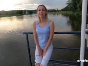 Zierliche Blondine besorgt es sich in der Natur mit großem Dildo 6/16