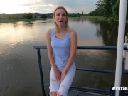 Zierliche Blondine besorgt es sich in der Natur mit großem Dildo 8/16