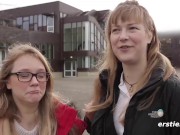 Deutsche Mädels vergnügen sich in einer Bibliothek in Berlin 10/16