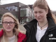 Deutsche Mädels vergnügen sich in einer Bibliothek in Berlin 15/16