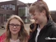 Deutsche Mädels vergnügen sich in einer Bibliothek in Berlin 3/16