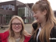 Deutsche Mädels vergnügen sich in einer Bibliothek in Berlin 5/16