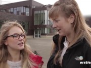 Deutsche Mädels vergnügen sich in einer Bibliothek in Berlin 9/16