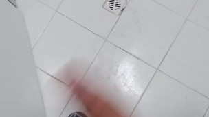 Un pajaso en el baño de la empresa 