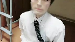 メガネ男子が勉強中に我慢できずにボールペンオナニー！012