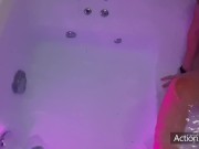 Preliminari a Capodanno nella Jacuzzi. Sega e Pompino 1/16