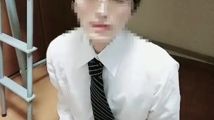 メガネ男子のおしっこ！勉強中に我慢できずに大量放尿！014