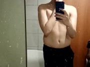 Красавчик с большим членом показывает себя в ванной 1/16