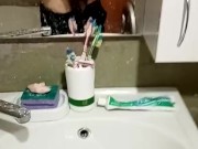 Красавчик с большим членом показывает себя в ванной