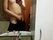 Красавчик с большим членом показывает себя в ванной 13/16