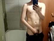Красавчик с большим членом показывает себя в ванной 14/16