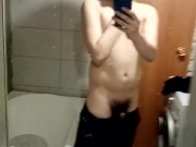 Красавчик с большим членом показывает себя в ванной 15/16