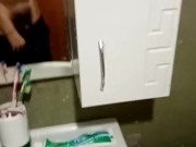 Красавчик с большим членом показывает себя в ванной 16/16