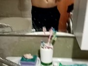 Красавчик с большим членом показывает себя в ванной 2/16