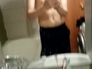 Красавчик с большим членом показывает себя в ванной 3/16