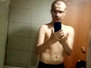 Красавчик с большим членом показывает себя в ванной 4/16
