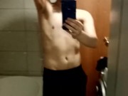 Красавчик с большим членом показывает себя в ванной 5/16
