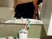 Красавчик с большим членом показывает себя в ванной 8/16