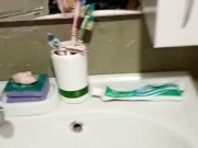 Красавчик с большим членом показывает себя в ванной 9/16