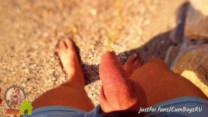 CAUGHT STRAIGHT GUY JERKING HIS HUGE COCK AT NUDE BEACH 
