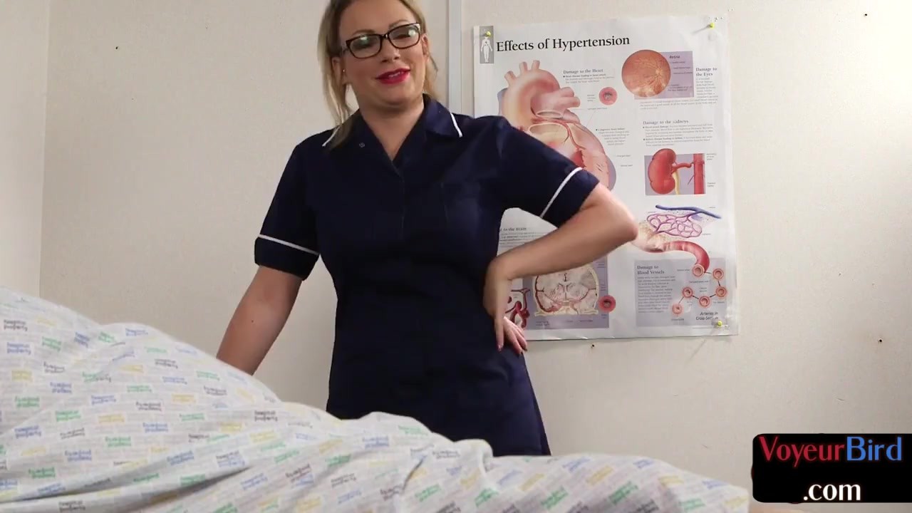 英国の盗撮看護師は彼女の弱い患者がベッドでオナニーするのを見ます - RedTube