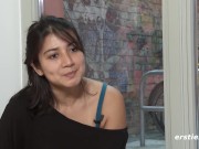 Leidenschaftliche Berlinerin spielt mit einem Dildo 7/16