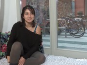 Leidenschaftliche Berlinerin spielt mit einem Dildo 9/16