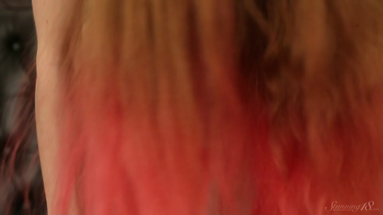 Novinha deslumbrante com cabelo comprido Naked no sofá - Vídeo de sexo grátis - RedTube