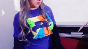 Hermosa travestí masturbandose saca un orgasmo