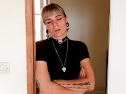 Ma colocataire coquine me doit un loyer elle a trouver une bonne solution 1/16