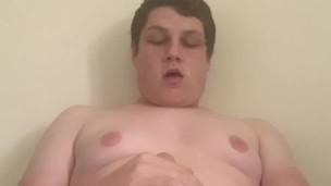 Quick Bedroom Wank & Cumshot
