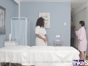 Mamá contrata masajista afroperuana y acaba follando 5/16