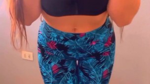 Morrita culona quitandose la roopa