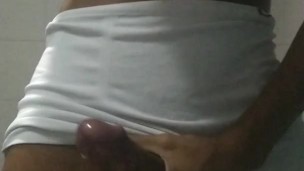 Masturbando e gozando muito