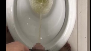 30歳ぽっちゃり日本人男性のおしっこ動画　振り振り振りまくる！！！