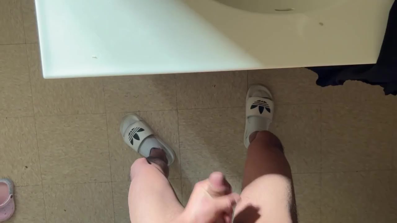 Tengo 18 años y estoy aprendiendo a masturbarme  - Free Sex Video - RedTube