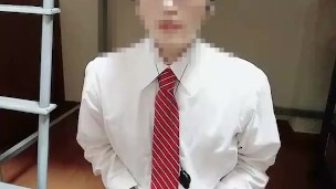 イケメンメガネ社員が仕事中に我慢できずに乳首オナニー！016
