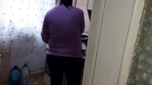 Пока моя мачеха готовит на кухне, мы с моей девушкой мастурбируем - IkaSmokS