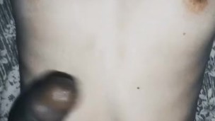 Amo quando ele goza em meu corpinho