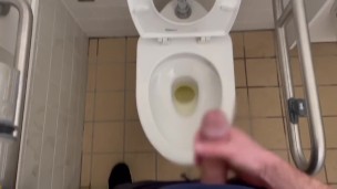 【ゲイトレーナー】公衆トイレで放尿後にサクッとサクッとシコる