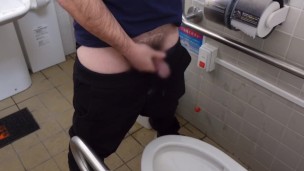 トイレでおしっこして排尿しながら放尿②大量射精アップ動画あり