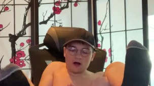 Twink jacking off, showing off his hole. 