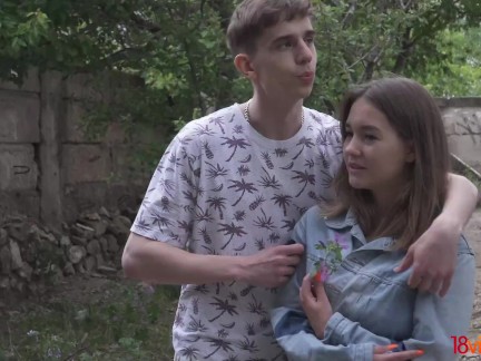 18Videoz - Mia Piper - Ce magnifique Teeny est une si grande taquine son petit ami ne peut tout simplement pas résister à la tentation de la baiser