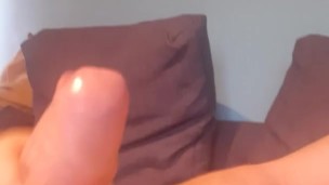 homme se masturbe seul chez lui et ejacule une grosse quantité de sperme sur son torse
