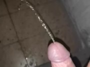 Una meada a chorros para limpiar de semen las cañerias 9/16