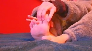 Cringe random video massaging my feet with cream while I sing relax ASMR blog
