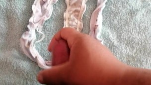 Chorreandome en la tanguita sucia de mi amiga Ale