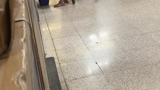 O PERVETIDO MAIS SORTUDO 🍑Walmart's estranha gostosa 🍑 GOZANDO ...